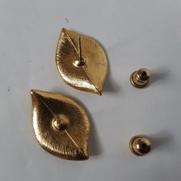 Vintage Women's Leaf Botanical Earrings Medium Gold Tone - Picture 3 of 10